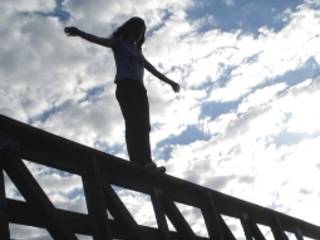 В Усть-Каменогорске 17-летняя девушка прыгнула с моста