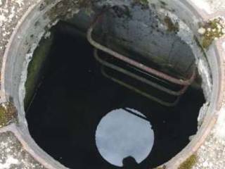 Житель Кокшетау упал в канализационный колодец