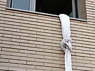В Щучинске две девушки спускались по веревке с 5 этажа