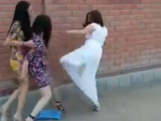 В Атырау драку полуголых девушек сняли на видео