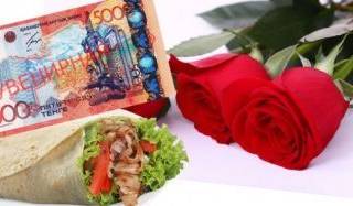 Житель Усть-Каменогорска сувенирными деньгами расплатился за шаурму и розы