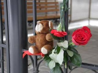Жители Усть-Каменогорска несут цветы и свечи к зданию консульства России в знак соболезнований