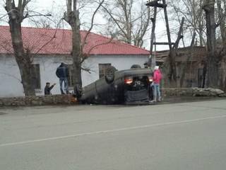 Автомобиль опрокинулся на крышу в Усть-Каменогорске