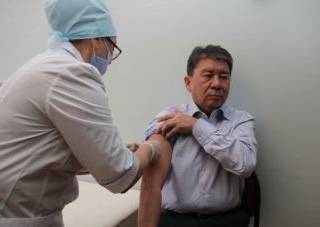 Аким Усть-Каменогорска поставил прививку от гриппа в качестве примера для горожан
