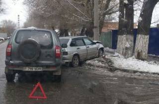 Машина врезалась в столб в Усть-Каменогорске