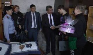 В Алматы наградили школьника, который задержал грабителя
