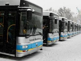 Бастующих в Алматы водителей автобусов отстранили от работы