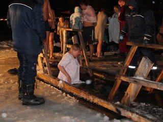 Сотни людей приехали на ночные крещенские купания в Усть-Каменогорске