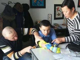 Мальчику в ВКО подарили протез руки, напечатанный на 3D принтере