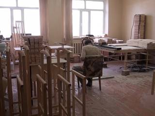 При школе в Караганде действует мебельный цех