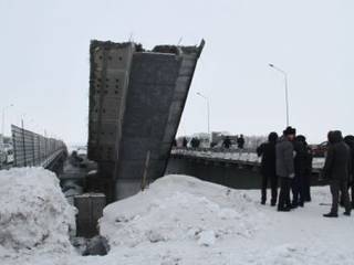 В Усть-Каменогорске обрушился мост