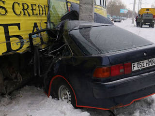 В Усть-Каменогорске трамвай разрезал автомобиль пополам