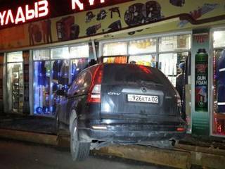В Алматы в витрину магазина влетела «Honda»