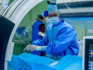 Две сложнейшие операции на печени провели в Восточном Казахстане хирурги из Шымкента под наблюдением доктора из Лондона