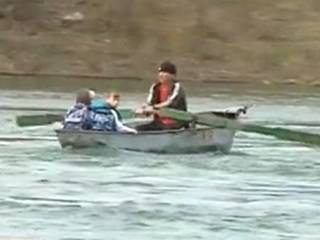 Школьники Усть-Каменогорска добираются до уроков на лодке
