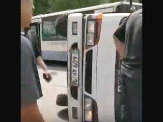 На проспекте Н.Назарбаева маршрутный автобус въехал в грузовик