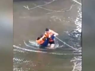 «Она в отключке была»: полицейский спас девушку, спрыгнувшую с моста