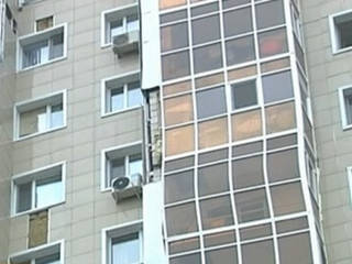 Кривой балкон и другие недоделки в столичной многоэтажке обойдутся в 23 миллиона