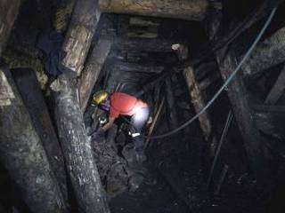 В Риддере спасают горняка, заблокированного под землёй