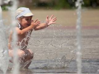 Из-за сильной жары дети без присмотра взрослых начали купаться в городских фонтанах