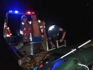 Спасатели помогли семье, у которых на воде сдулась лодка