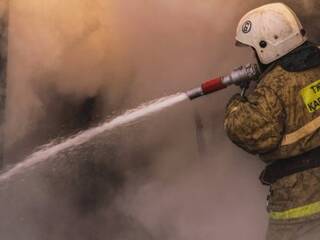 Спасателей било током при тушении пожара на карагандинском рынке