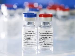 Почему вакцину разделили на два приема и как вести себя после иммунизации
