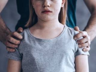 В ЗКО отчим два года насиловал девочку: осудили директора школы