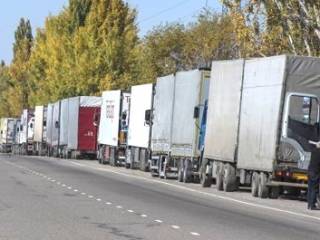 На границе Казахстана и Кыргызстана скопилось около 100 грузовиков