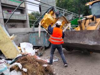 Крупногабаритный мусор вывозят из городских дворов Усть-Каменогорска