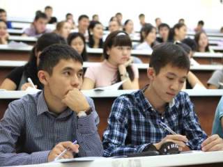 Тысячи студентов перевелись из российских вузов в казахстанские