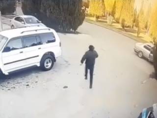 Видео побега мужчины от полицейского рассмешило казахстанцев