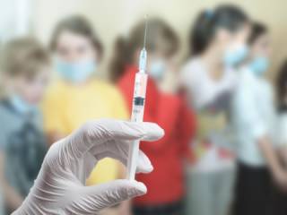 9 и 11 классы в ВКО идут в школу, но только с вакцинами