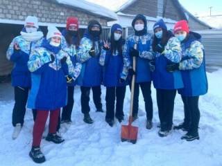 Волонтеры Нур-Султана очистили от снега дворы пенсионеров