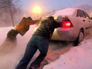 Закрытые трассы, аварии и снежный плен: снегопад парализовал движение по всему Казахстану