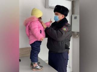 В салоне автобуса водитель обнаружил трехлетнюю девочку в Петропавловске