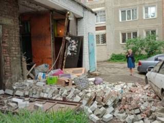 В Усть-Каменогорске в одном из подъездов обрушилась кирпичная перегородка