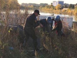 Спасатели Усть-Каменогорска пришли на выручку мужчине, упавшему в коллектор