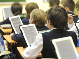 В Казахстане школьные учебники переведут в цифровой формат