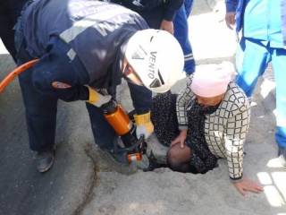 Женщина провалилась в яму на остановке в Шымкенте