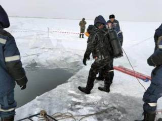 Авто провалилось под лёд: водолазы ищут тело погибшей на Бухтарминском водохранилище