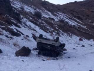 Машина с людьми упала с обрыва в Алматинской области