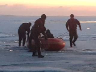 В ВКО рыбаки застряли на льдине в озере Зайсан