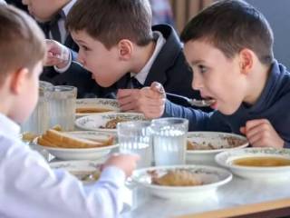 Бесплатным питанием обеспечат всех младшеклассников Казахстана
