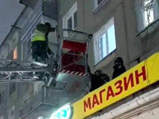 Мужчина упал с четвёртого этажа на козырёк магазина в Усть-Каменогорске