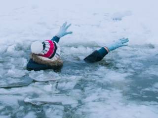 В Атырау девочка провалилась под лёд