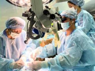 Российский отохирург провёл 15 операций в центре матери и ребёнка в ВКО