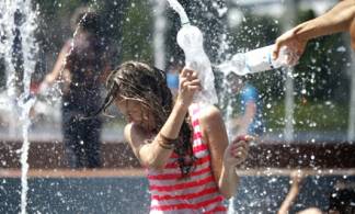 Экстремальная жара в Казахстане: дети – в фонтанах, медведи – в бассейнах