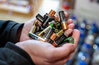 За 9 млн тенге пытались купить 10 пальчиковых батареек чиновники Тараза