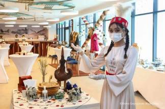 Казахстанцы на Expo-2020 в Дубае угостили посетителей жентом и роллами из верблюжатины